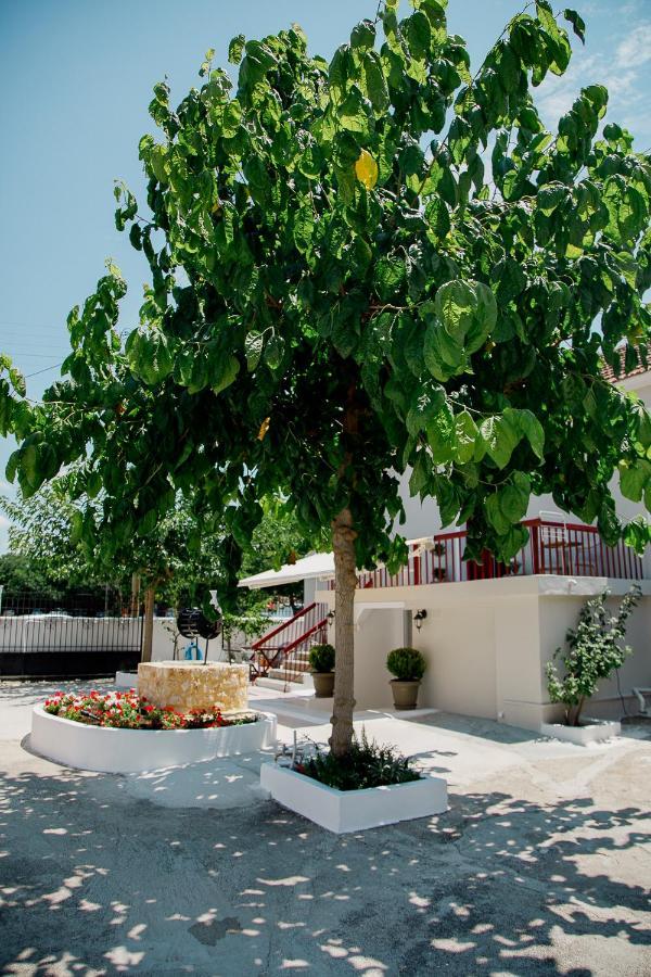 Rooms In Yard Corinth Exterior foto